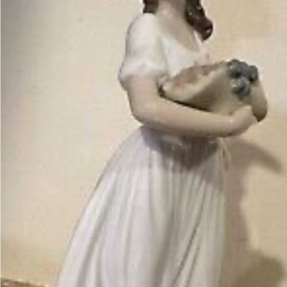 Lladro Nao White Porcelain Figurine